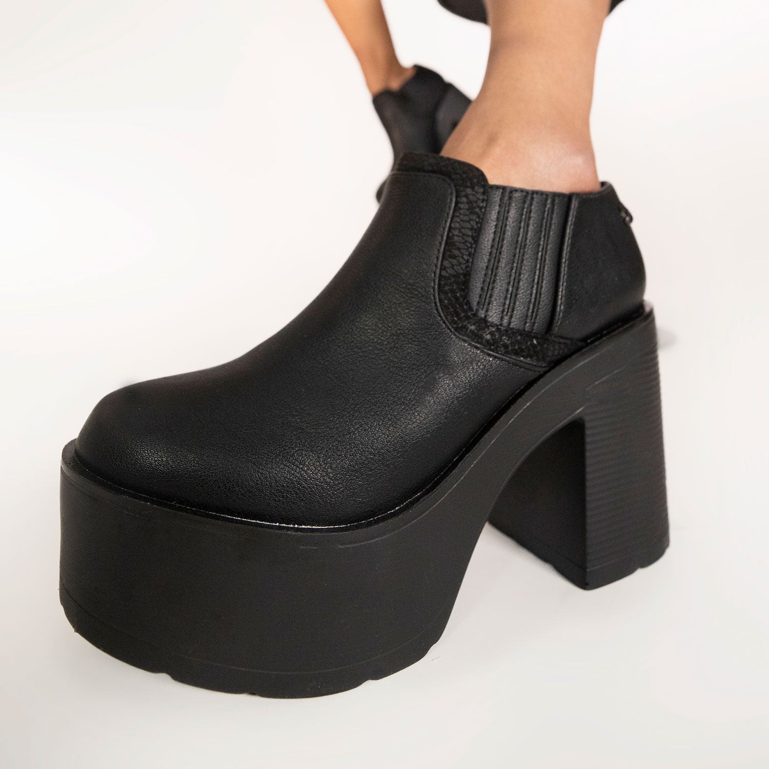 Zapato Plataforma Negro Mujer 15038 - Gotta Perú